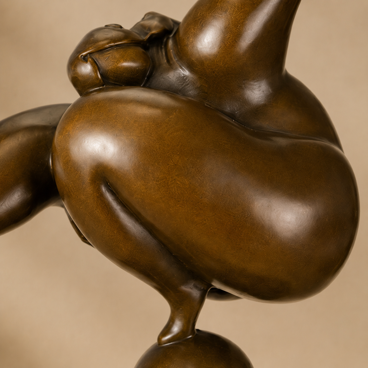 Sculpture bronze femme voluptueuse en équilibre sur socle marbre, vue 3