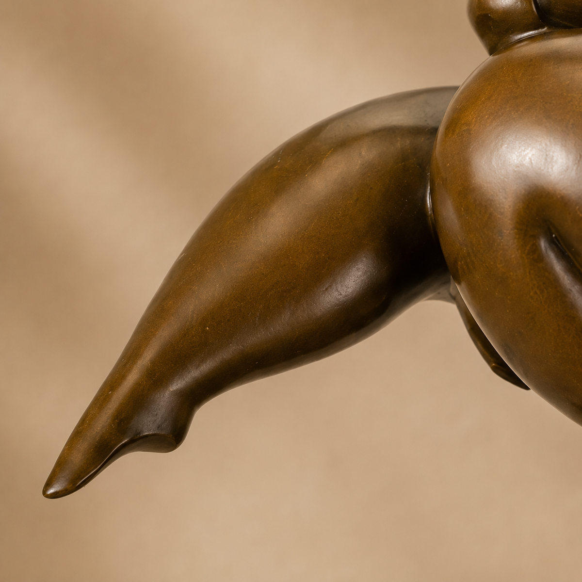 Sculpture bronze femme voluptueuse en équilibre sur socle marbre, vue 4