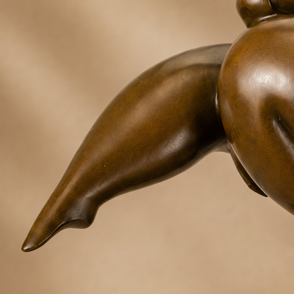 Sculpture bronze femme voluptueuse en équilibre sur socle marbre, vue 4