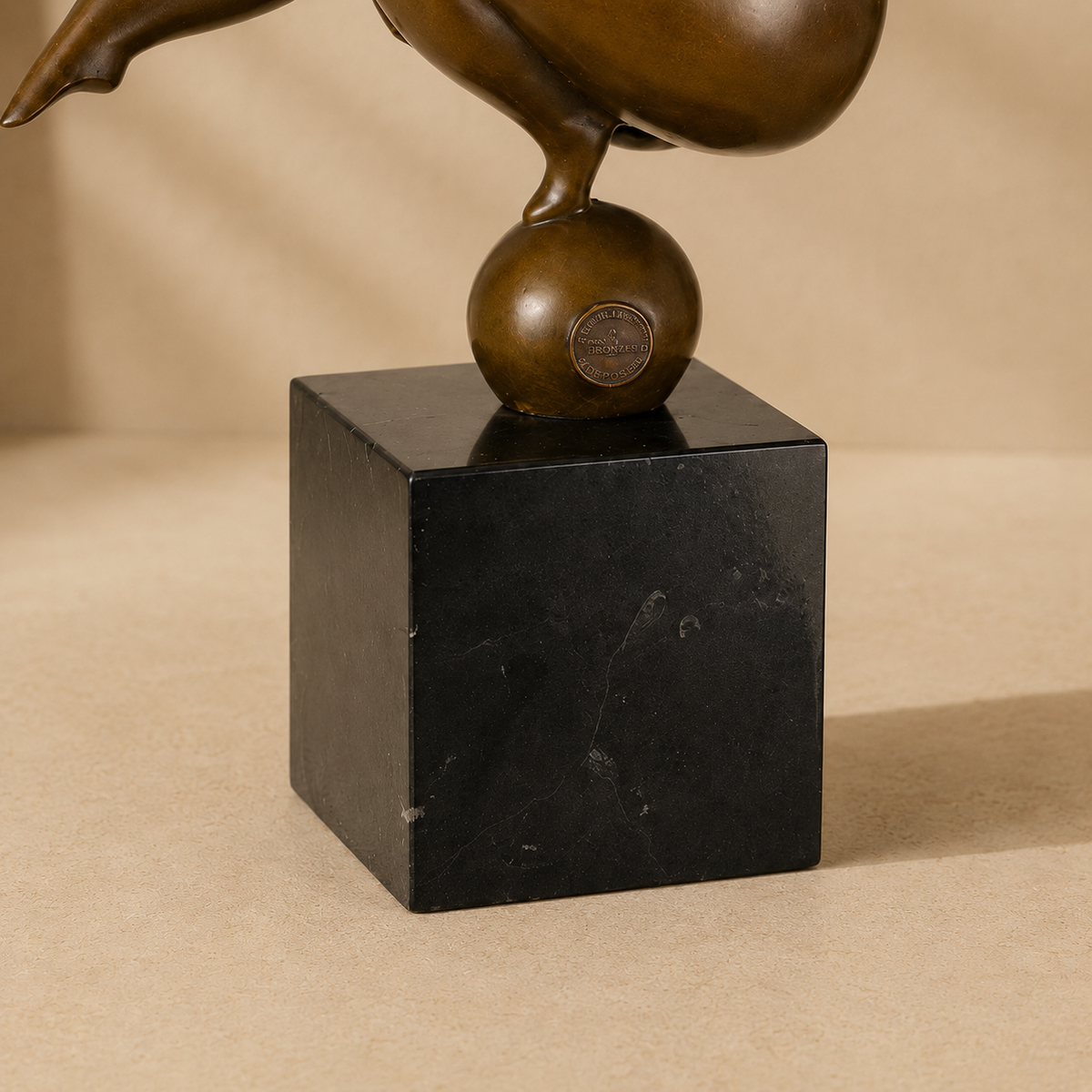 Sculpture bronze femme voluptueuse en équilibre sur socle marbre, vue 7