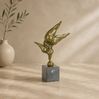 Sculpture bronze femme voluptueuse en équilibre sur socle marbre
