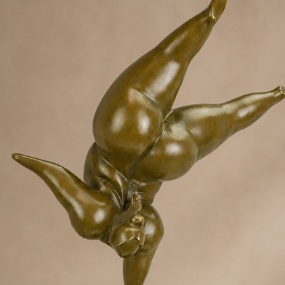 Sculpture bronze femme voluptueuse en équilibre sur socle marbre, vue 3
