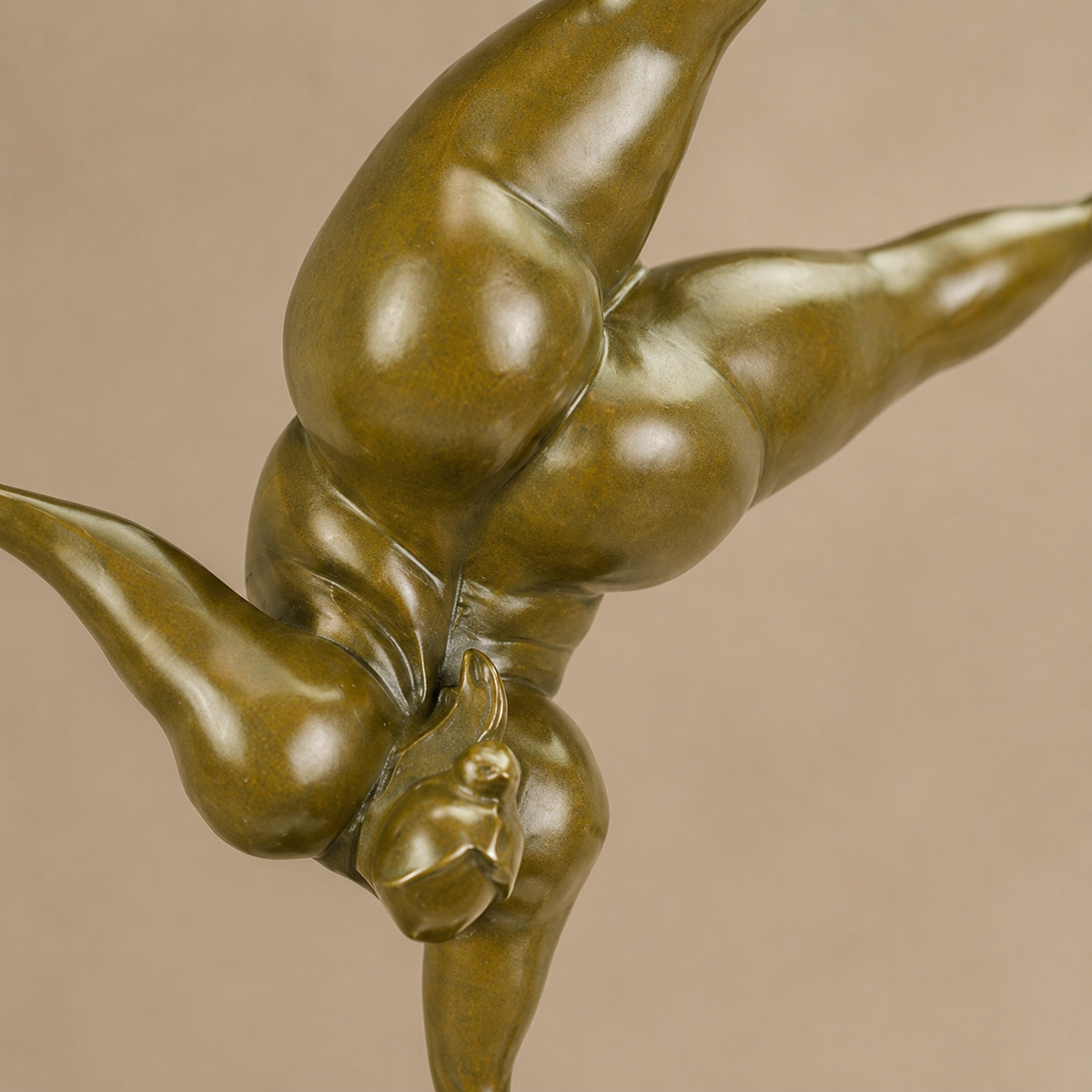 Sculpture bronze femme voluptueuse en équilibre sur socle marbre, vue 4