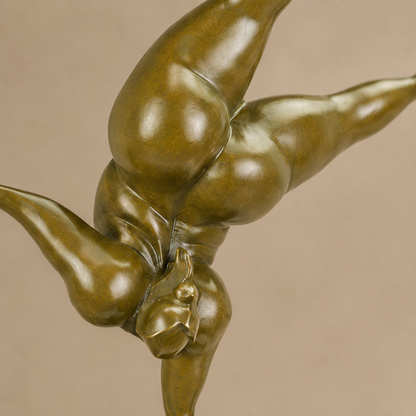 Sculpture bronze femme voluptueuse en équilibre sur socle marbre, vue 4