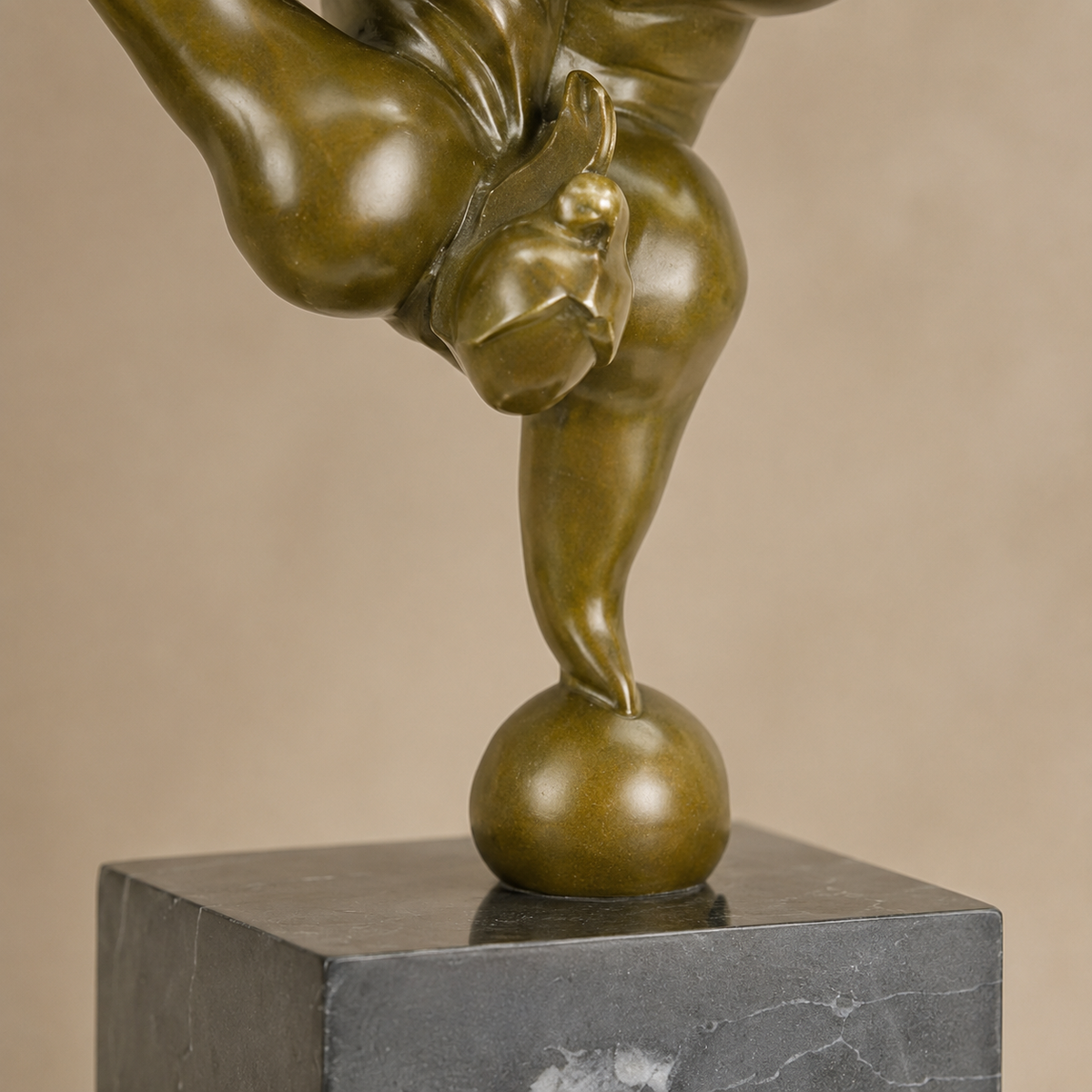 Sculpture bronze femme voluptueuse en équilibre sur socle marbre, vue 5