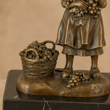 Sculpture bronze fillette à la corbeille de raisins, vue 4