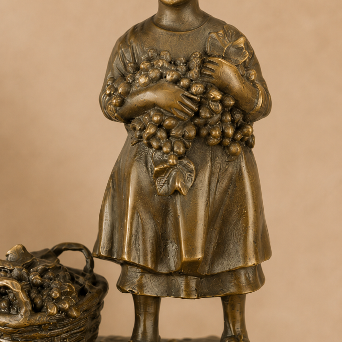 Sculpture bronze fillette à la corbeille de raisins, vue 5