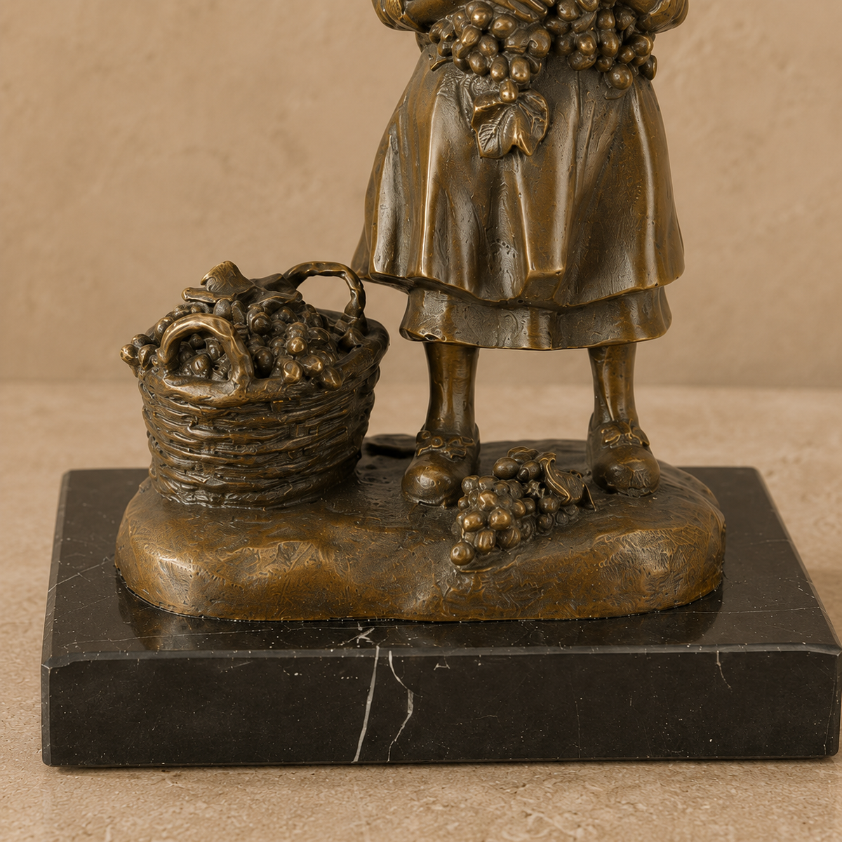 Sculpture bronze fillette à la corbeille de raisins, vue 6