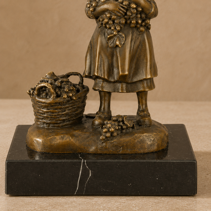 Sculpture bronze fillette à la corbeille de raisins, vue 7