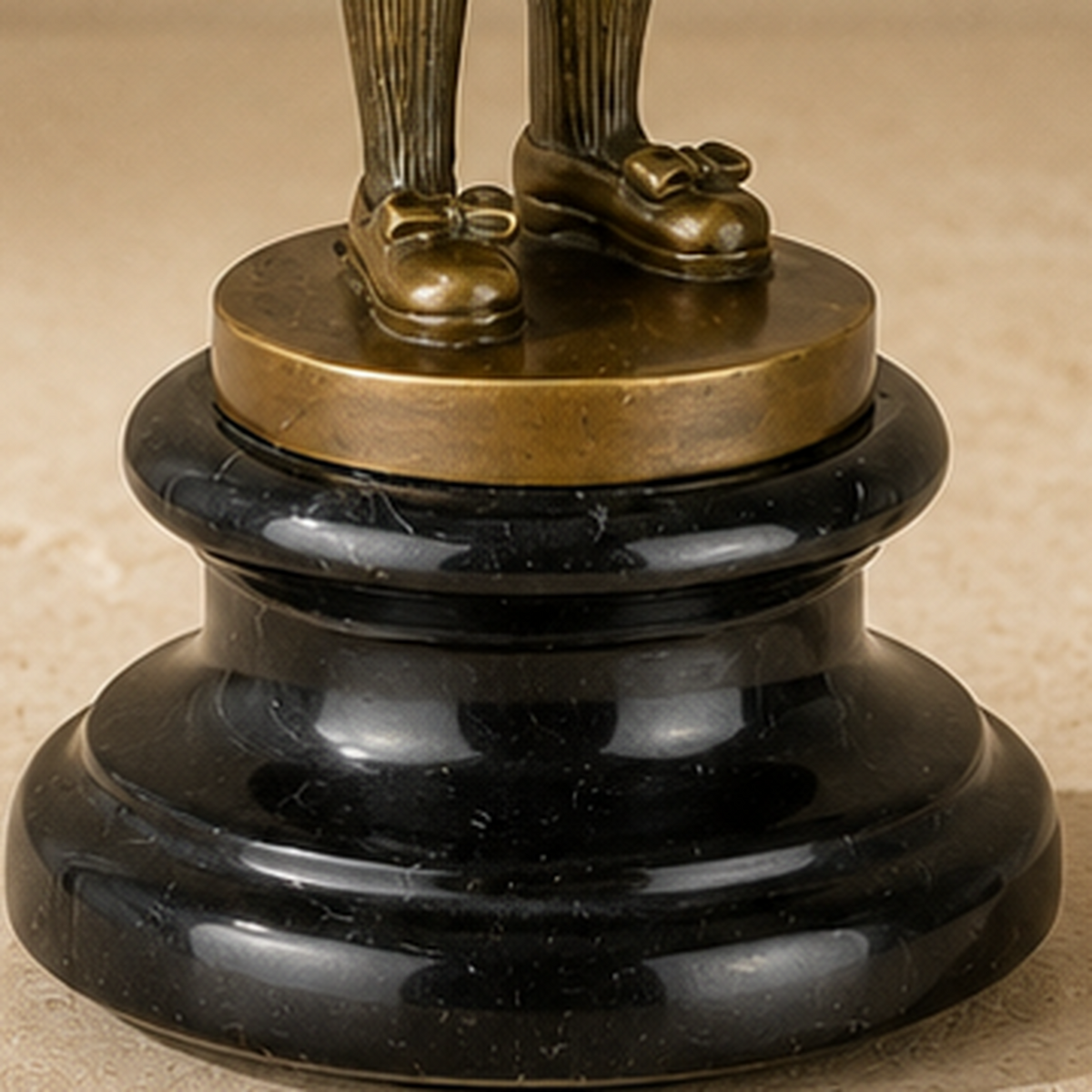 Sculpture bronze fillette à l'écolière sur socle marbre, vue 6