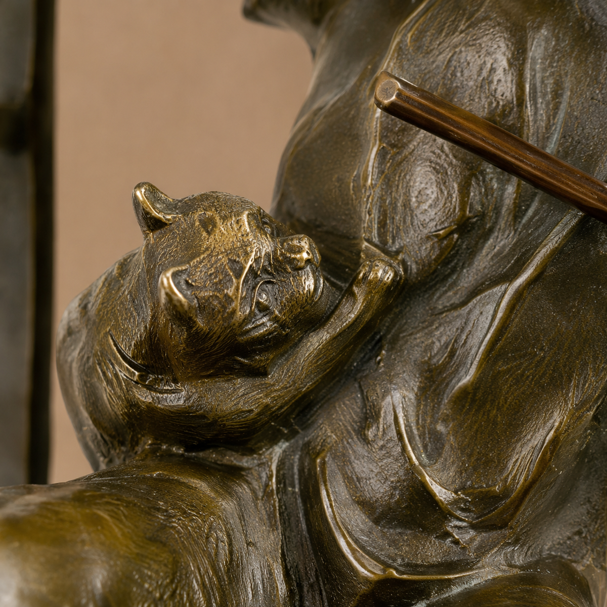 Sculpture bronze fillette au chat sur chaise haute, vue 4