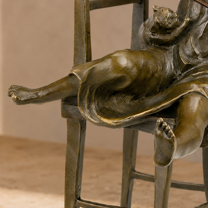 Sculpture bronze fillette au chat sur chaise haute, vue 5