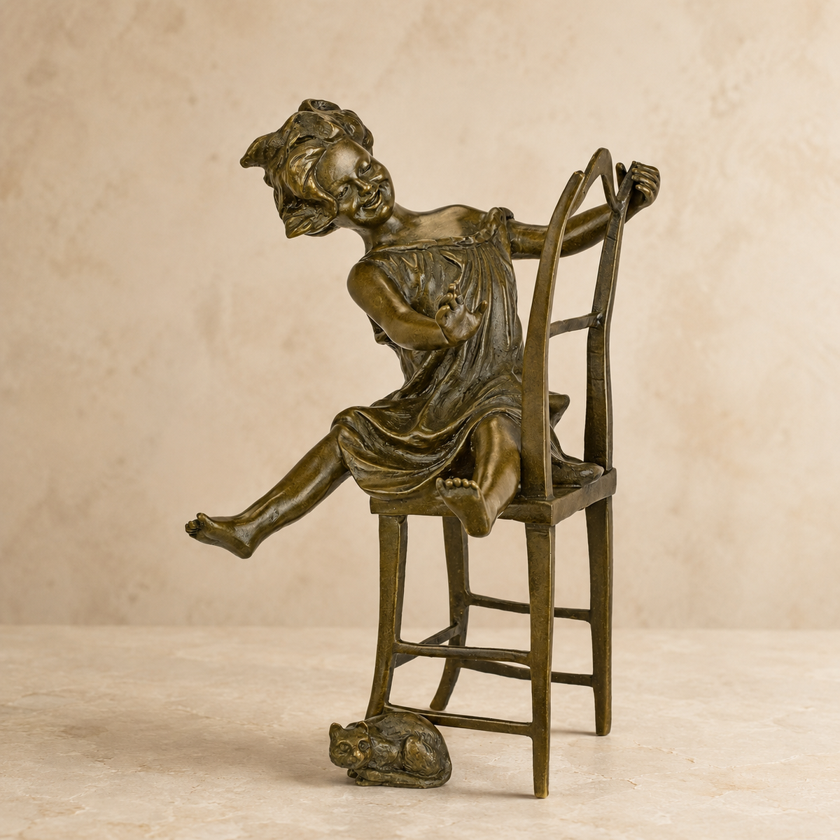 Sculpture bronze fillette sur chaise haute avec chat