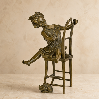 Sculpture bronze fillette sur chaise haute avec chat