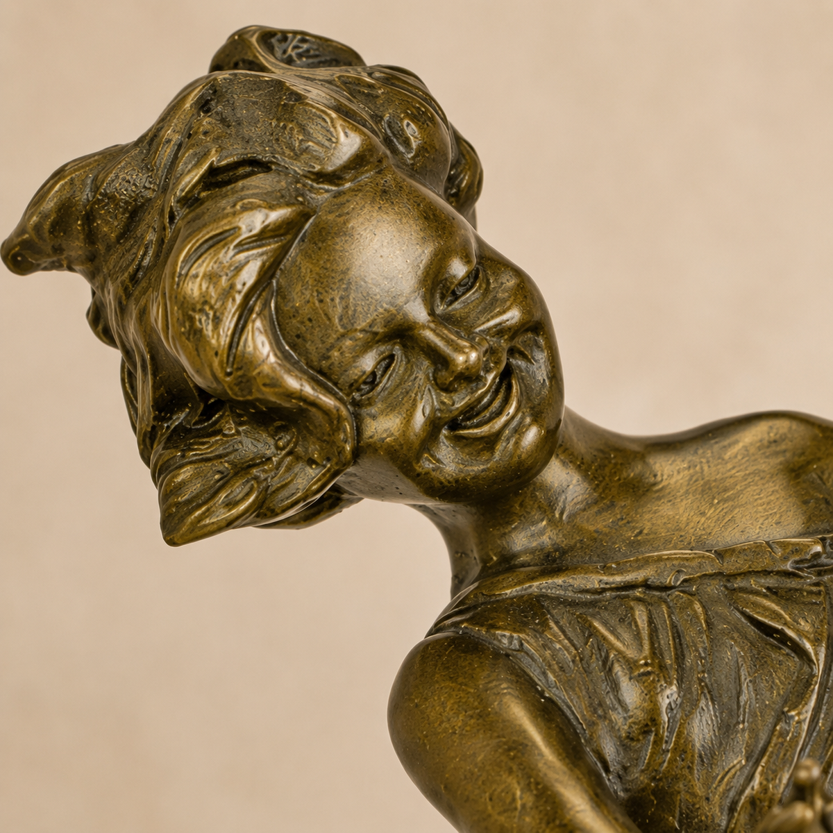 Sculpture bronze fillette sur chaise haute avec chat, vue 2