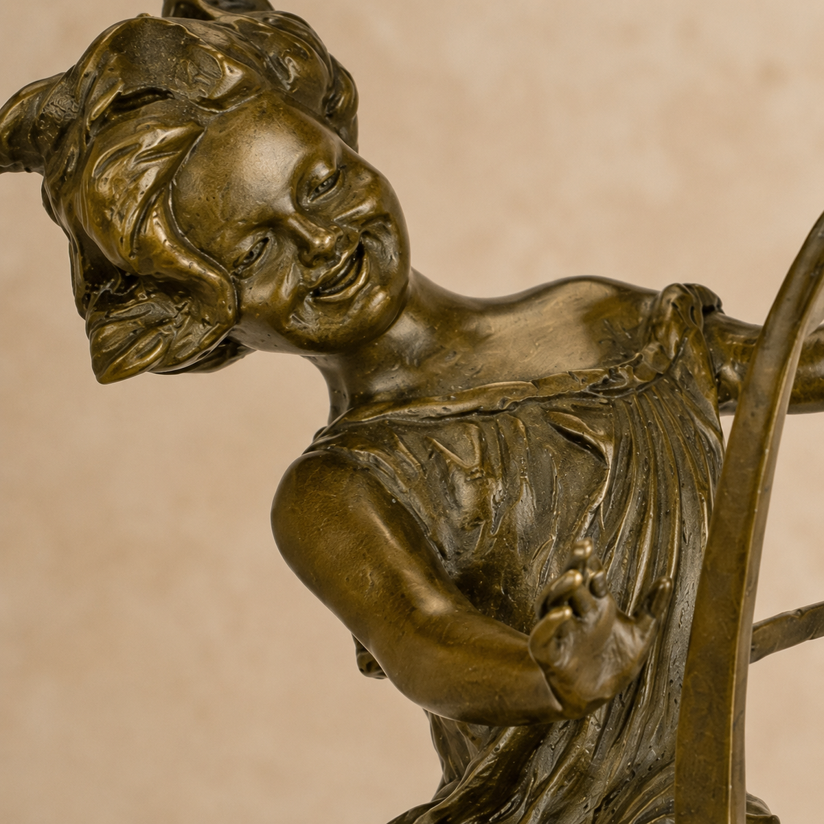 Sculpture bronze fillette sur chaise haute avec chat, vue 3