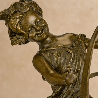 Sculpture bronze fillette sur chaise haute avec chat, vue 3