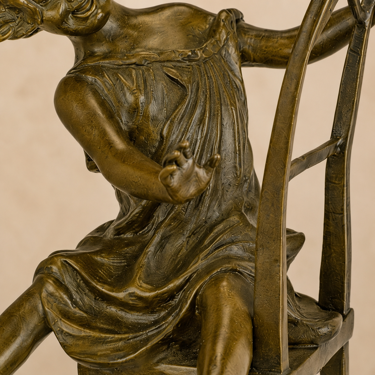 Sculpture bronze fillette sur chaise haute avec chat, vue 4