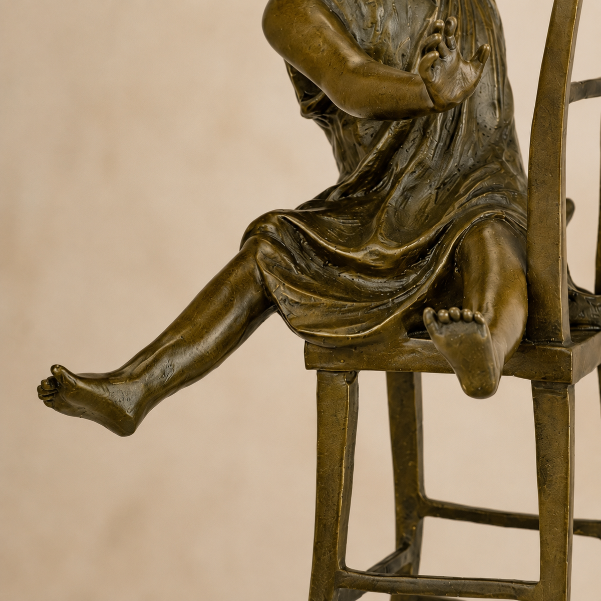 Sculpture bronze fillette sur chaise haute avec chat, vue 5