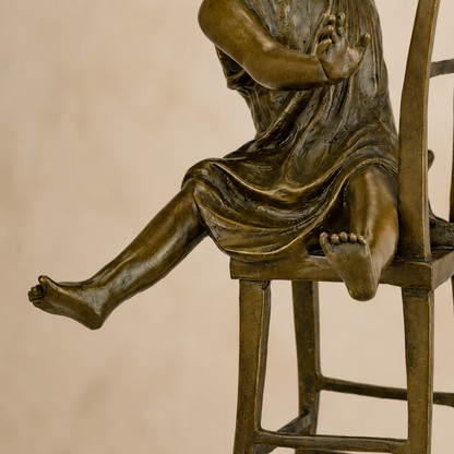 Sculpture bronze fillette sur chaise haute avec chat, vue 5