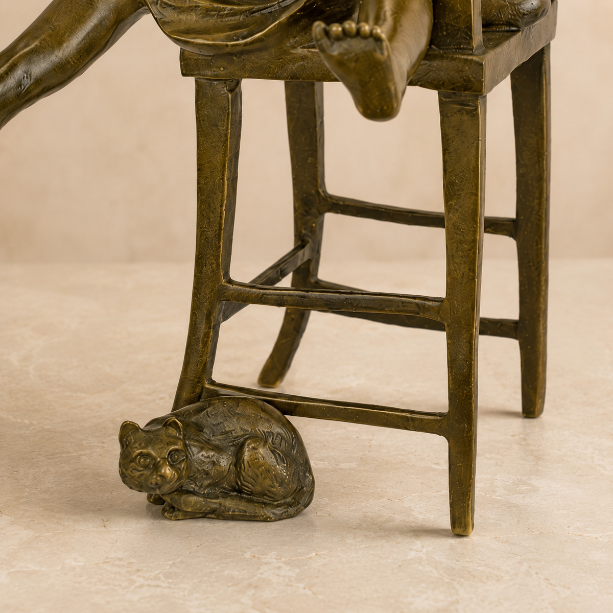 Sculpture bronze fillette sur chaise haute avec chat, vue 7