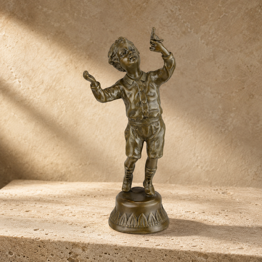 Sculpture bronze garçonnet à l'oiseau sur socle mouluré