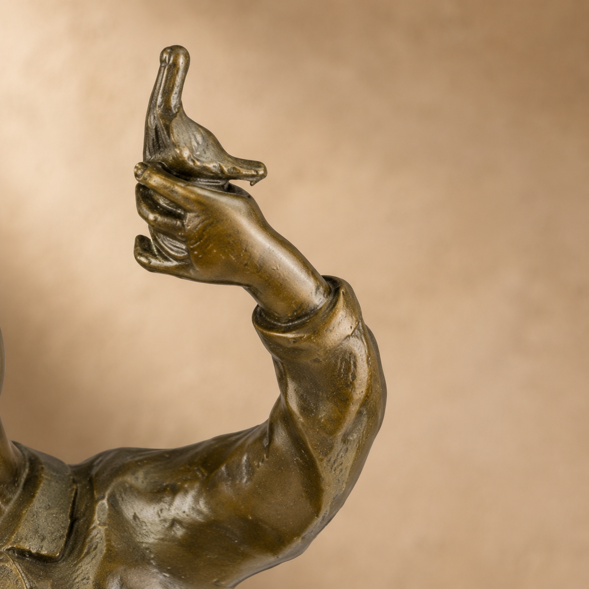 Sculpture bronze garçonnet à l'oiseau sur socle mouluré, vue 3