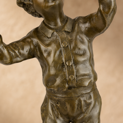Sculpture bronze garçonnet à l'oiseau sur socle mouluré, vue 4