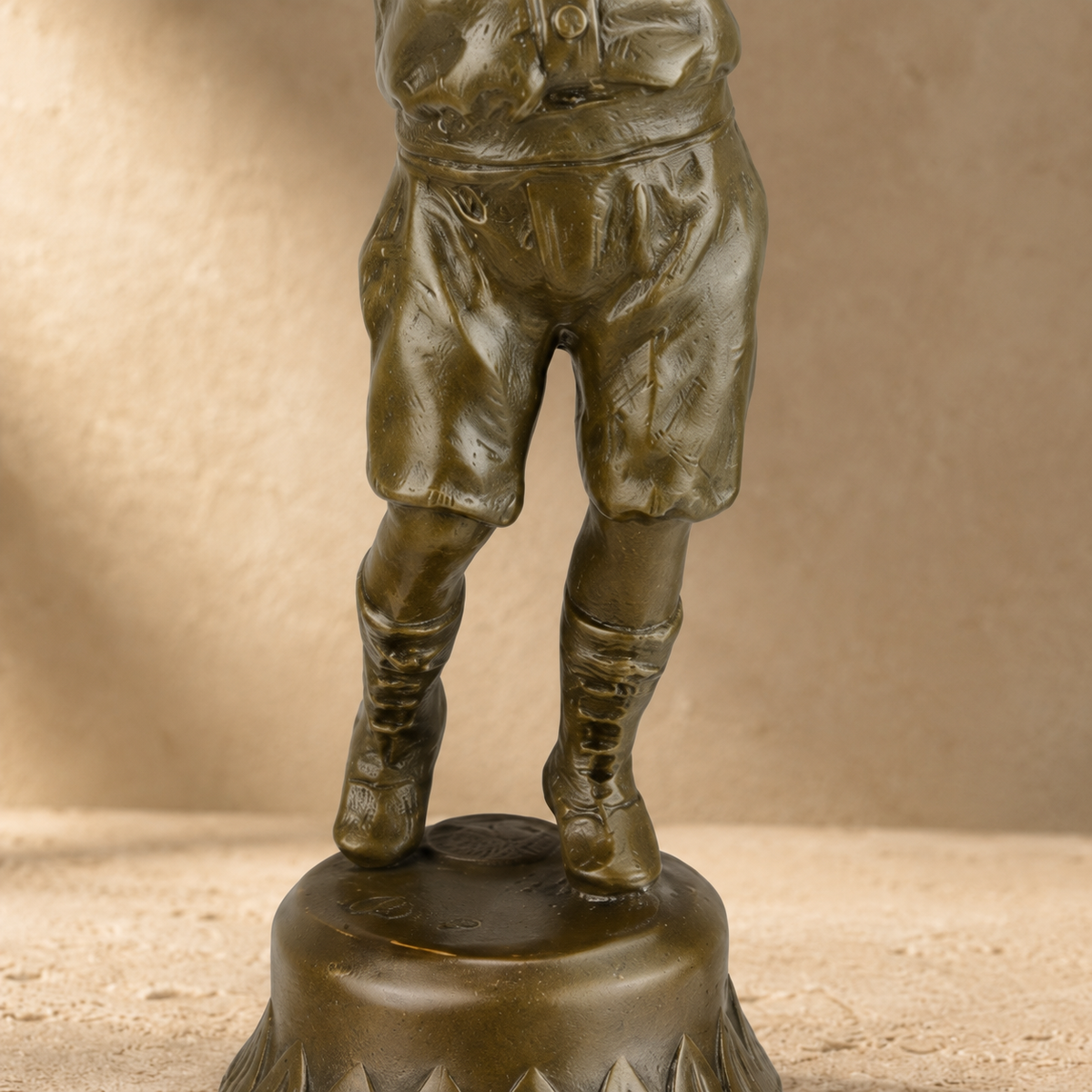 Sculpture bronze garçonnet à l'oiseau sur socle mouluré, vue 6