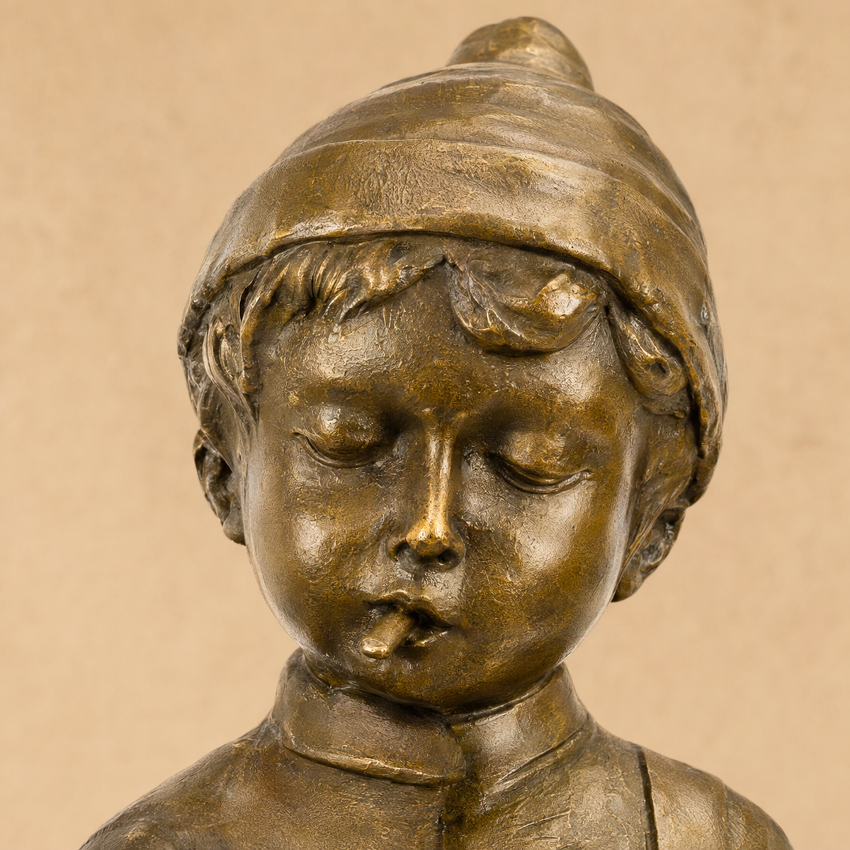 Sculpture bronze garçonnet fumeur d'après Schmidt-Felling, vue 2