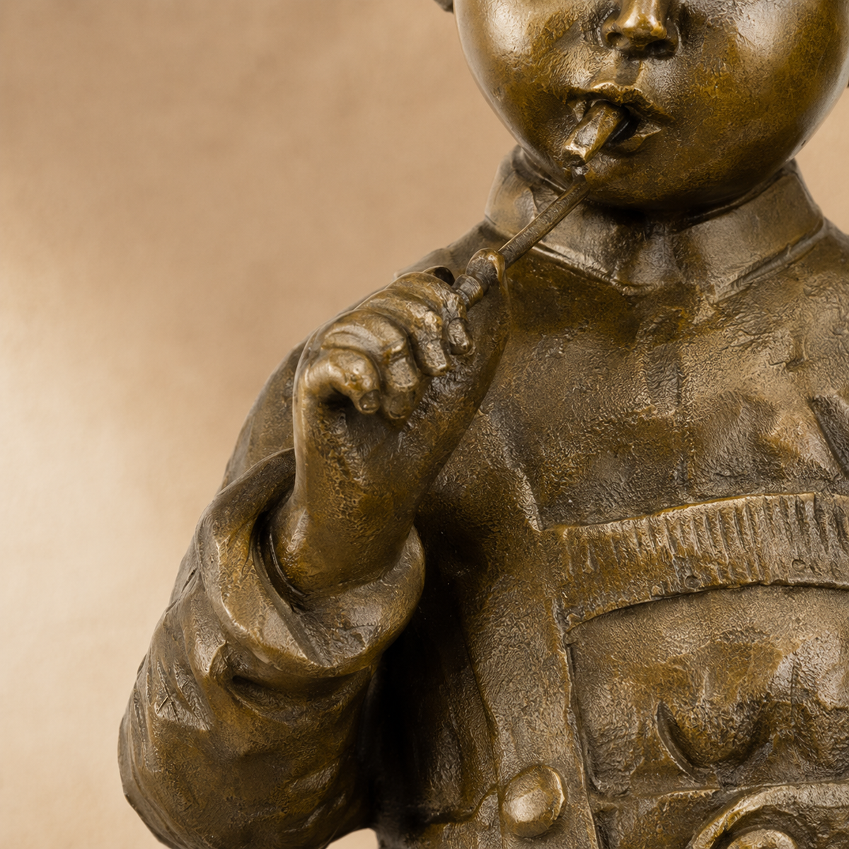 Sculpture bronze garçonnet fumeur d'après Schmidt-Felling, vue 3