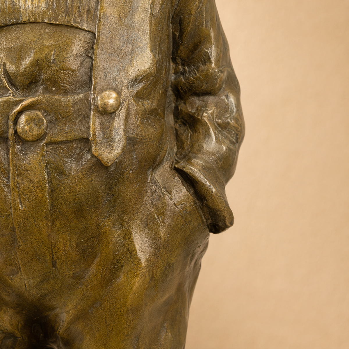 Sculpture bronze garçonnet fumeur d'après Schmidt-Felling, vue 5