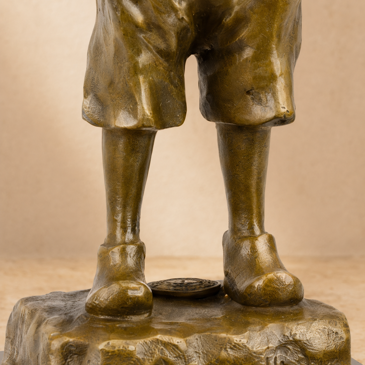 Sculpture bronze garçonnet fumeur d'après Schmidt-Felling, vue 6
