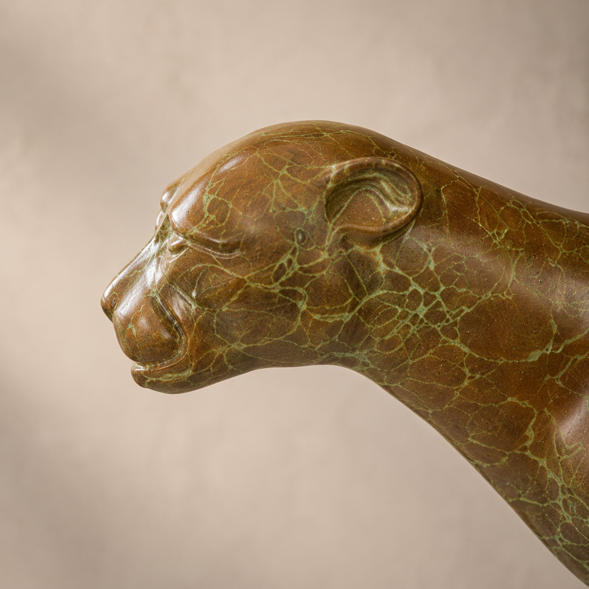 Sculpture bronze guépard en pleine course sur socle marbre, vue 2