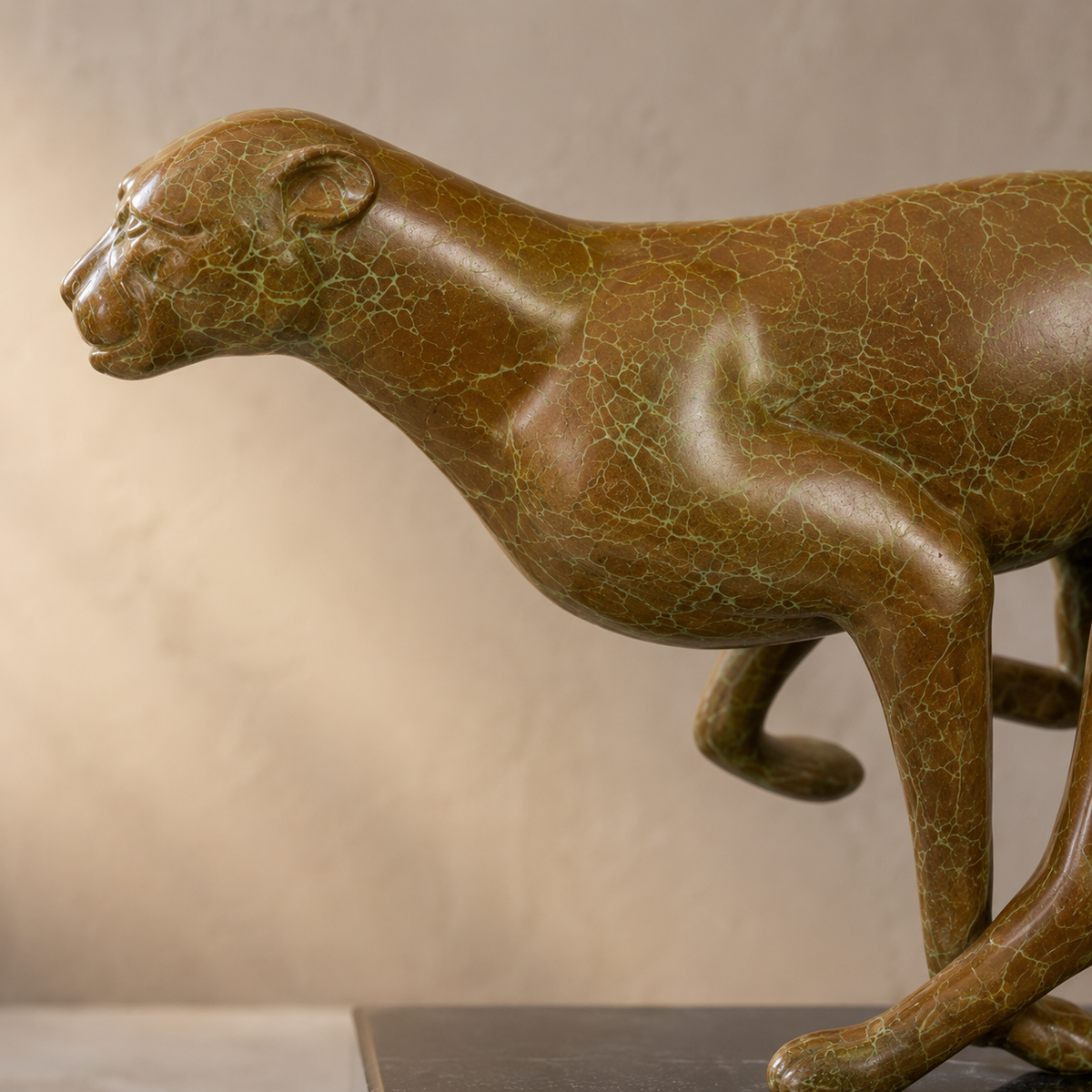 Sculpture bronze guépard en pleine course sur socle marbre, vue 3