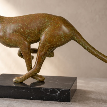 Sculpture bronze guépard en pleine course sur socle marbre, vue 5