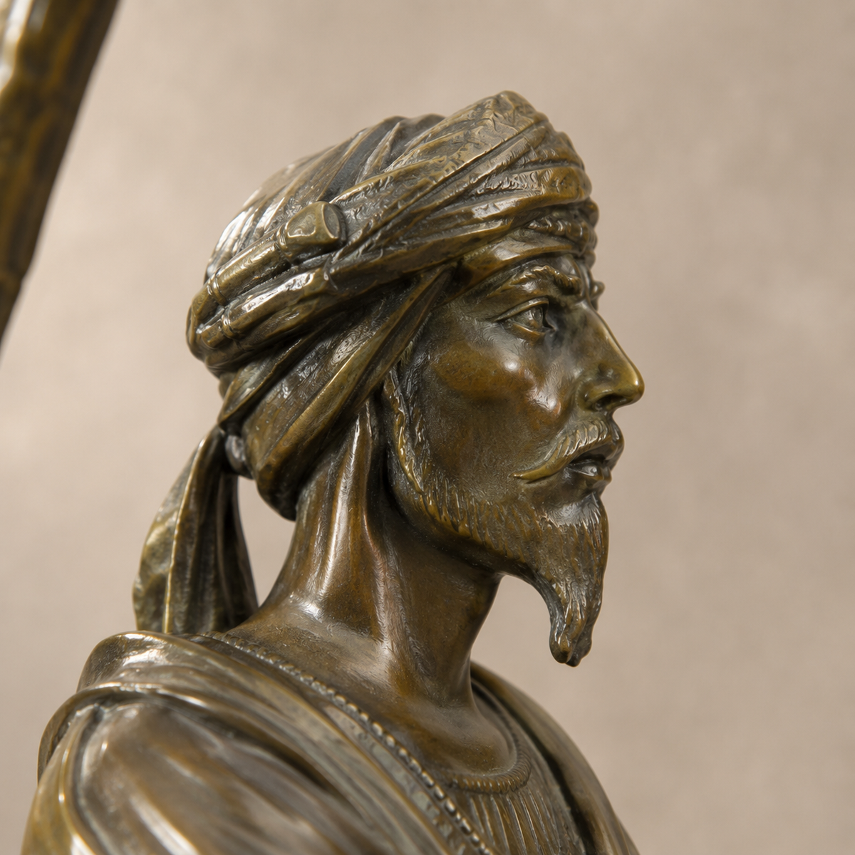 Sculpture bronze guerrier arabe sur dromadaire à la lance, vue 2