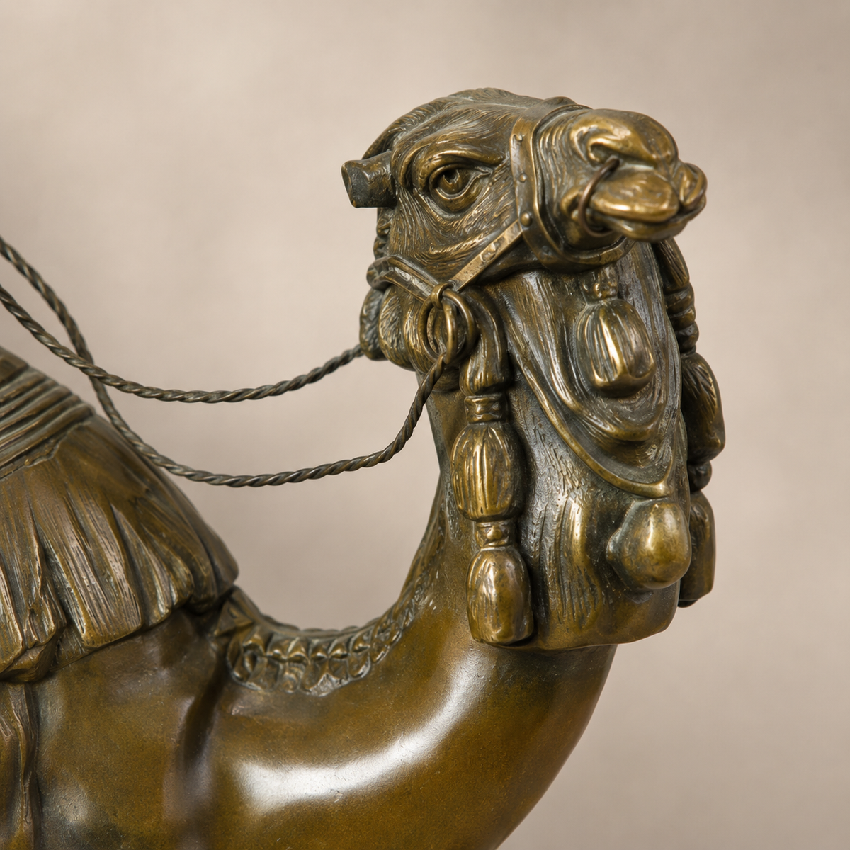 Sculpture bronze guerrier arabe sur dromadaire à la lance, vue 3