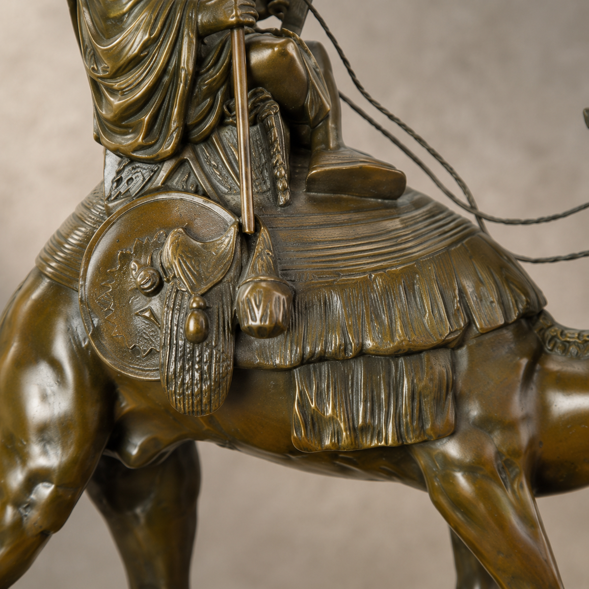 Sculpture bronze guerrier arabe sur dromadaire à la lance, vue 5