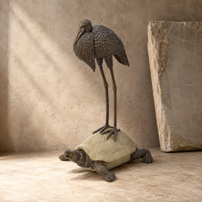 Sculpture bronze héron sur tortue, patine brune et verte