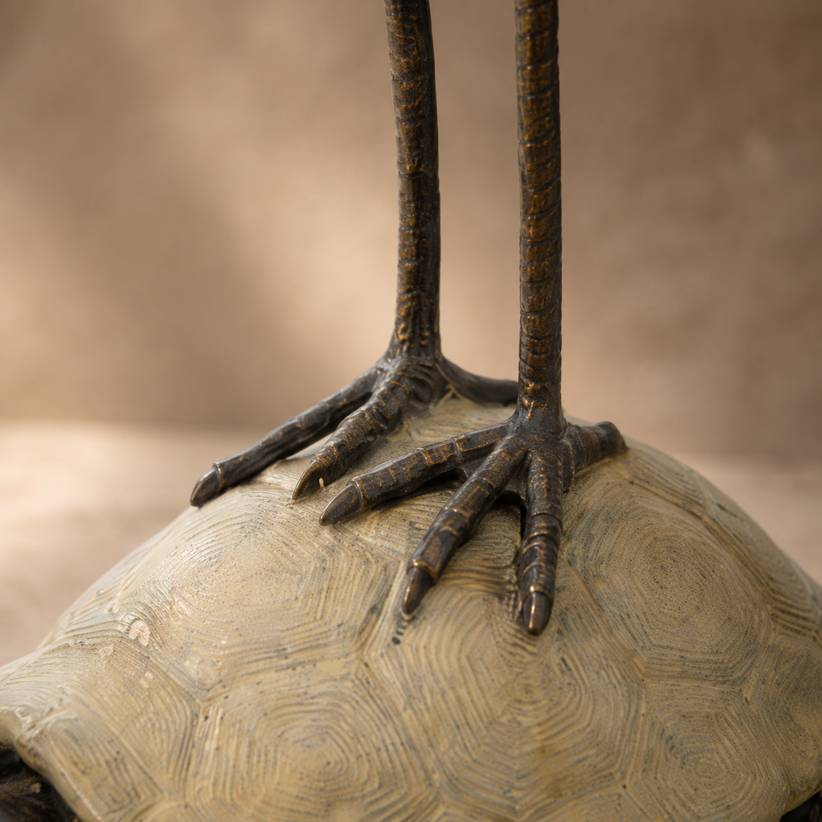 Sculpture bronze héron sur tortue, patine brune et verte, vue 4