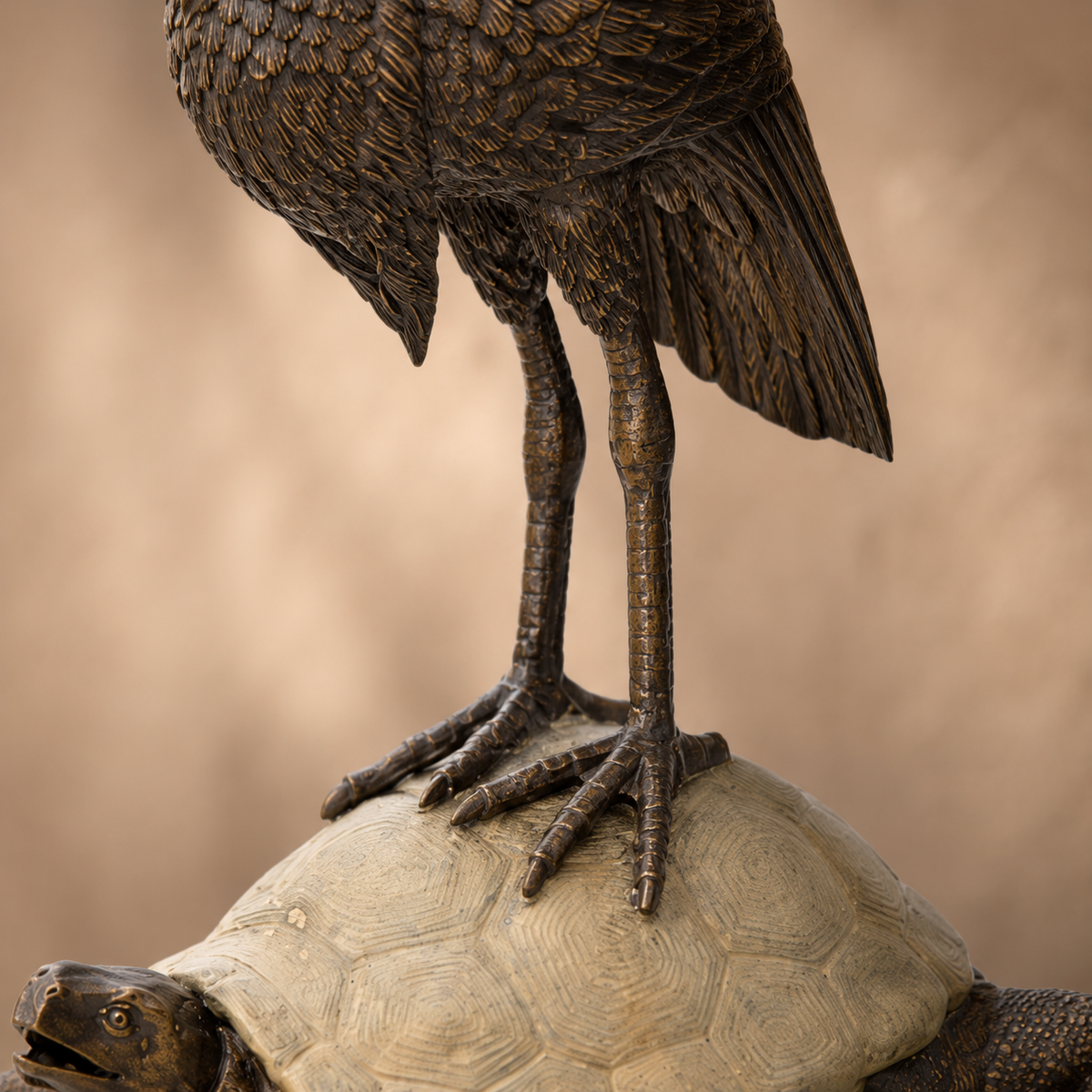 Sculpture bronze héron sur tortue, patine brune et verte, vue 7