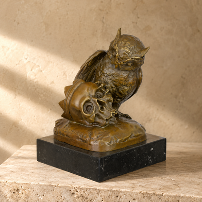 Sculpture bronze hibou perché sur crâne humain, socle marbre