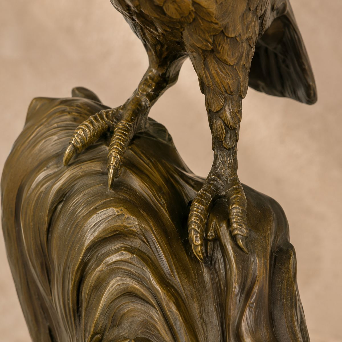 Sculpture bronze hibou perché sur crâne humain, socle marbre, vue 6