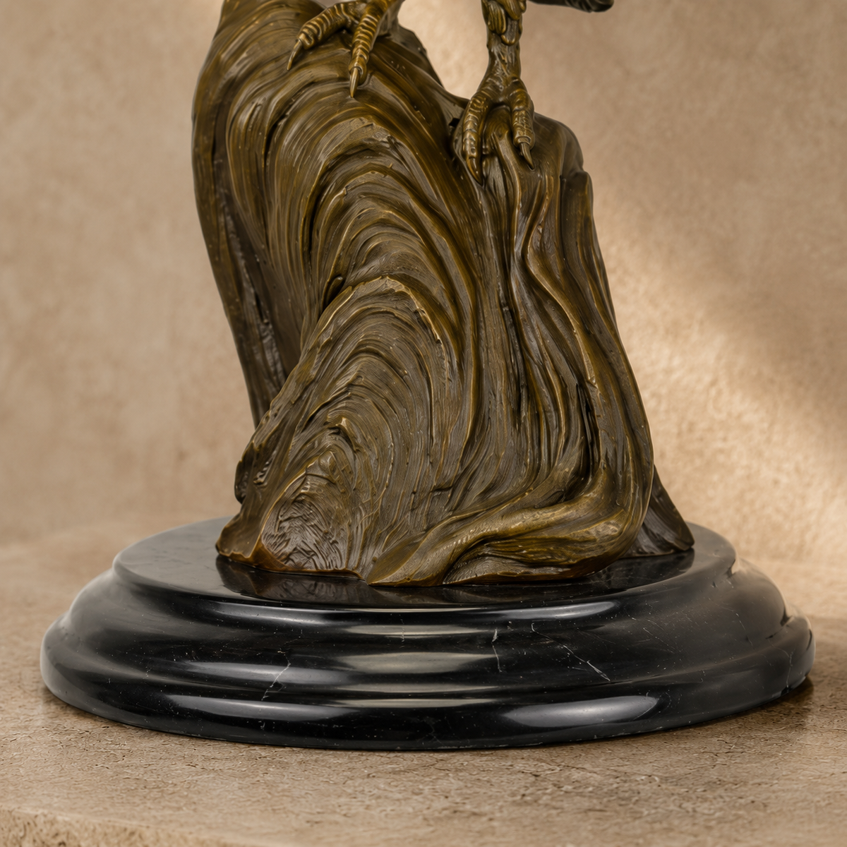 Sculpture bronze hibou perché sur crâne humain, socle marbre, vue 7