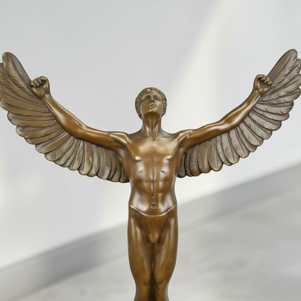 Sculpture en bronze Icare aux ailes déployées sur marbre, vue 2
