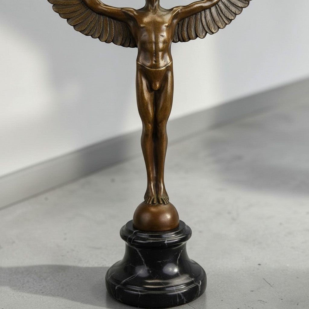 Sculpture en bronze Icare aux ailes déployées sur marbre, vue 3