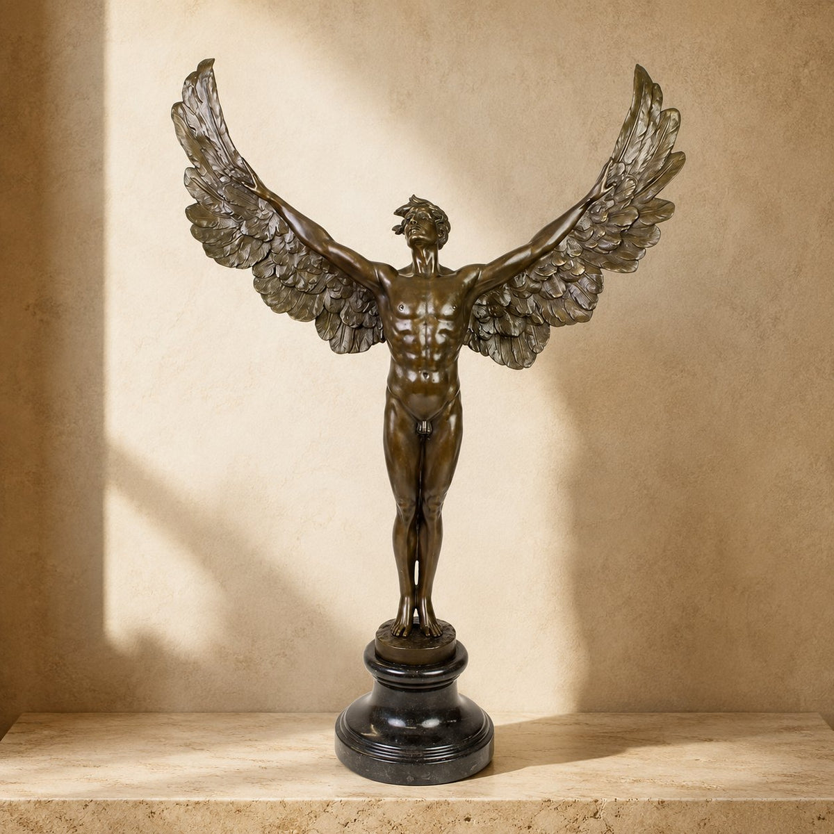 Sculpture bronze Icare aux ailes déployées sur socle marbre, vue d'ensemble