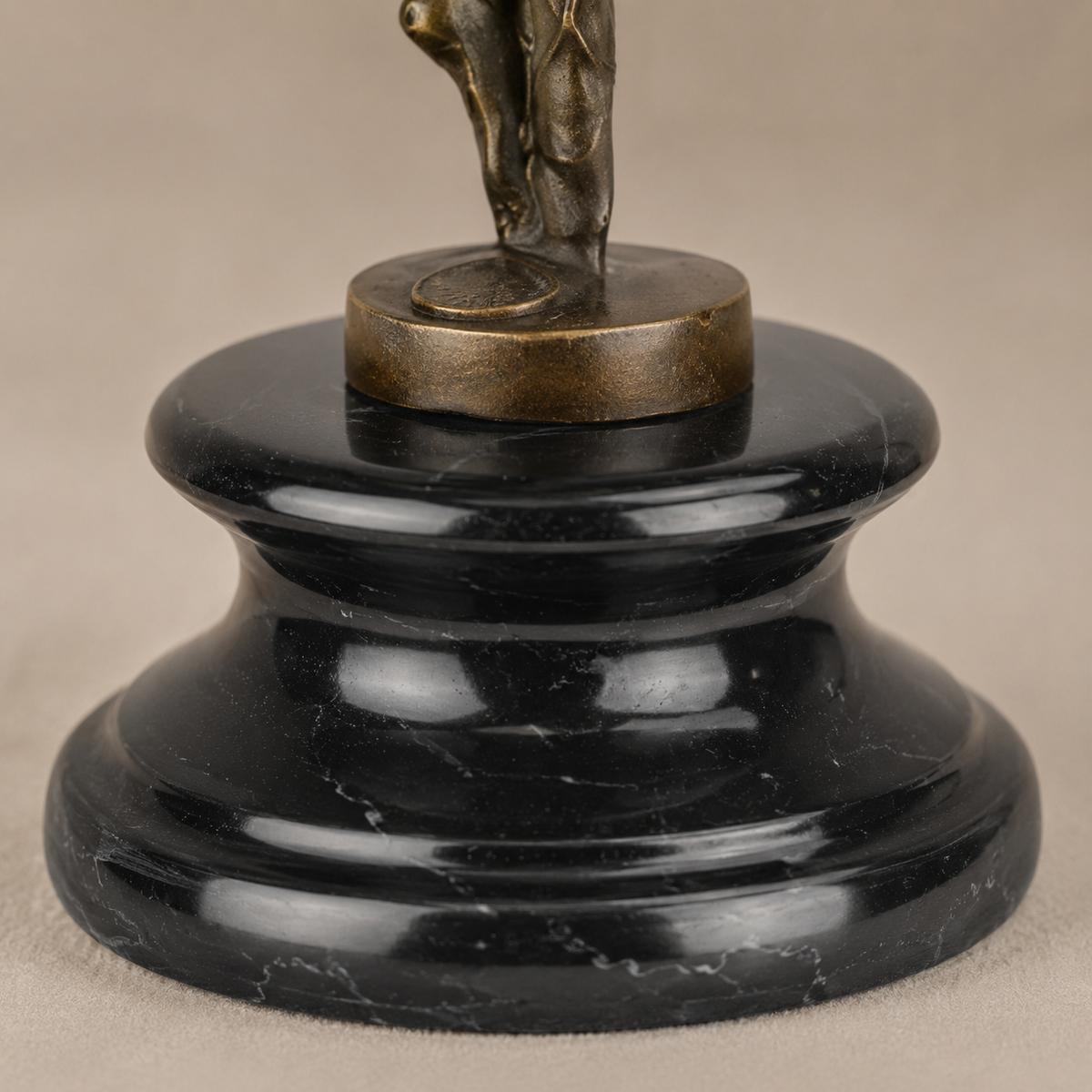 Sculpture bronze jeune ballerine en arabesque sur marbre, vue 6
