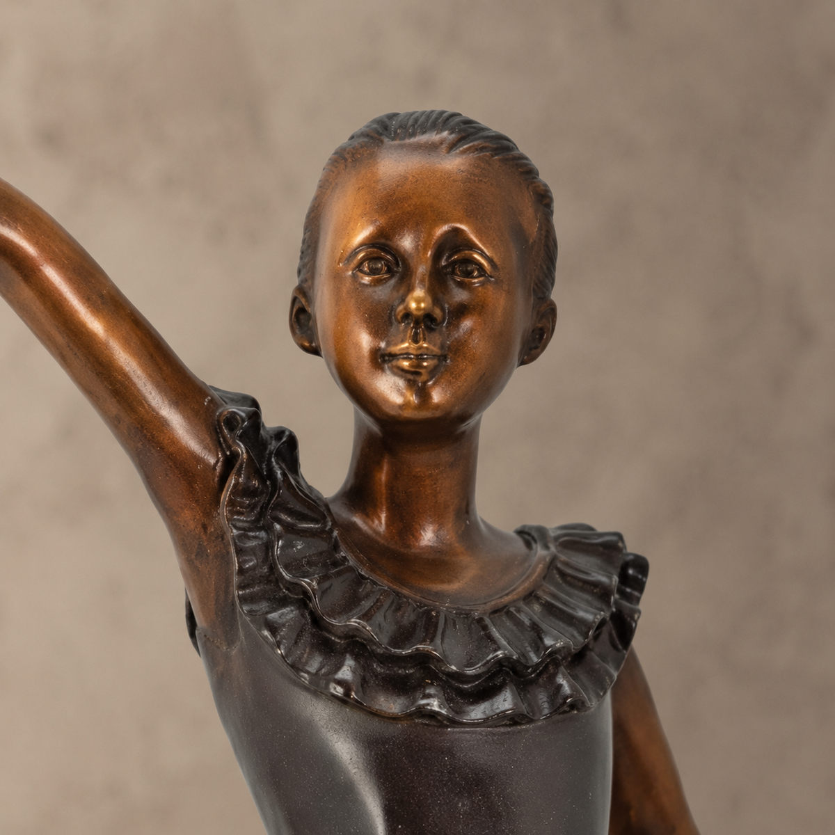 Sculpture bronze jeune ballerine en arabesque sur socle, vue 2